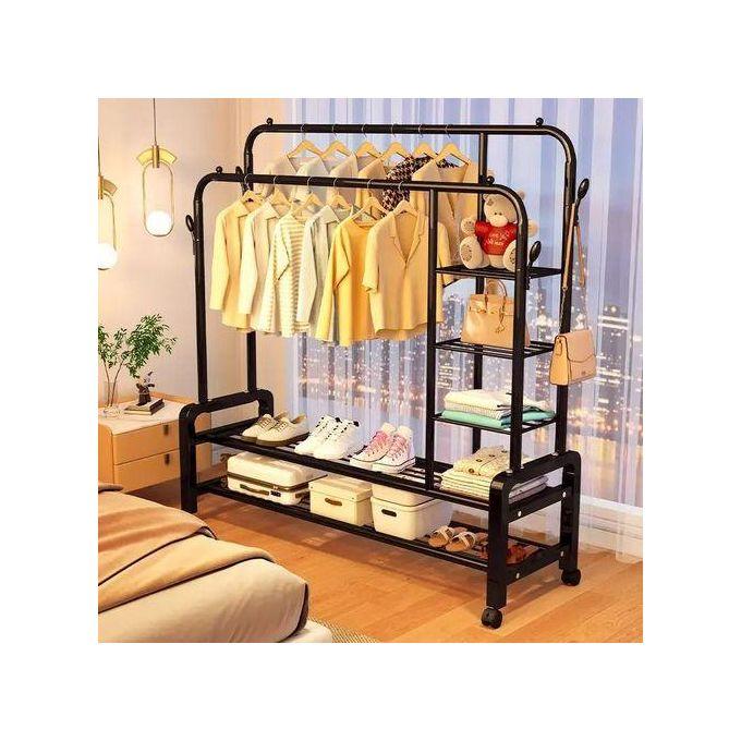 Portant à vêtements à deux tringles avec crochets latéraux et étagères de rangement multiples.